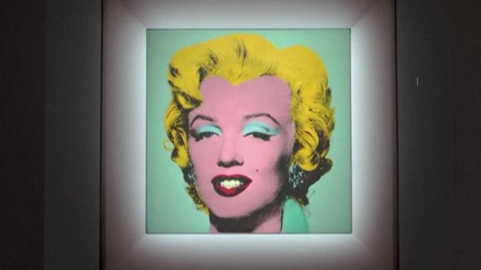 Un portret al actriței Marilyn Monroe, realizat de Andy Warhol, a fost vândut la licitație în New York