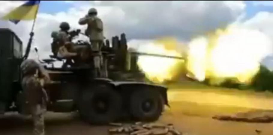 Ucrainenii se antrenează cu arme folosite de Armata Imperială rusă. Tun antiaerian din anii '50, sudat pe un camion Ucrainenii se antrenează cu arme folosite de Armata Imperială rusă. Tun antiaerian din anii '50, sudat pe un camion