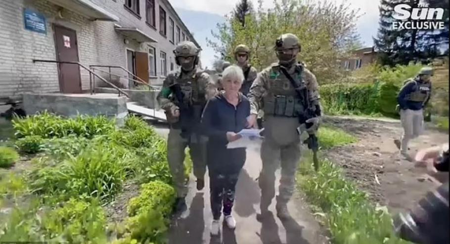 ”Nu sunt trădătoare!” O femeie care le-a divulgat rușilor numele luptătorilor ucraineni, reținută de trupele speciale în Harkov ”Nu sunt trădătoare!” O femeie care le-a divulgat rușilor numele luptătorilor ucraineni, reținută de trupele speciale în Harkov
