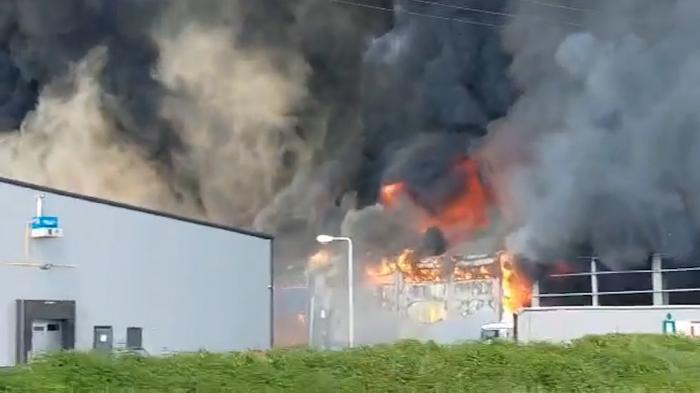 Incendiu puternic la hala unei firme din Dej care produce cauciucuri. Populația, avertizată prin RO Alert
