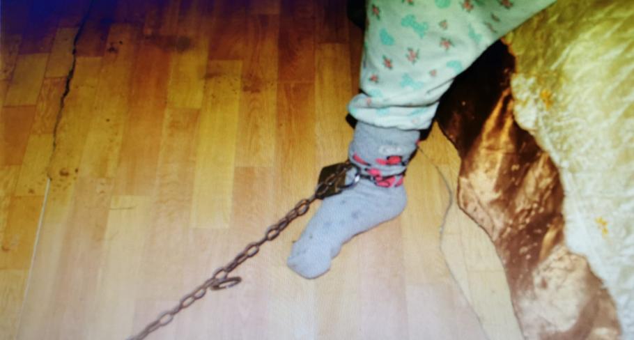 O fetiţă de 10 ani din Dolj, ţinută captivă de propria bunică. Copila era legată de pat cu un lanţ O fetiţă de 10 ani din Dolj, ţinută captivă de propria bunică. Copila era legată de pat cu un lanţ