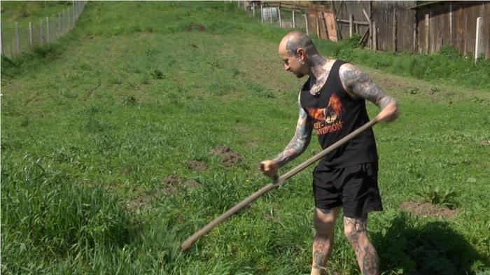 Un artist tatuator din Sibiu a lăsat în spate tumultul oraşului şi s-a mutat la sat. Va alerga la maraton şi l-a convins şi pe preot să participe