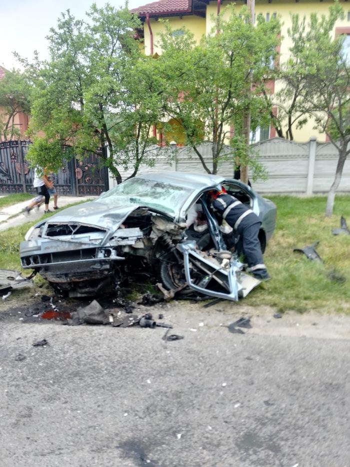 Patru persoane, rănite după ce două autoturisme s-au ciocnit pe un drum judeţean din Vâlcea. O maşină s-a făcut praf în urma impactului