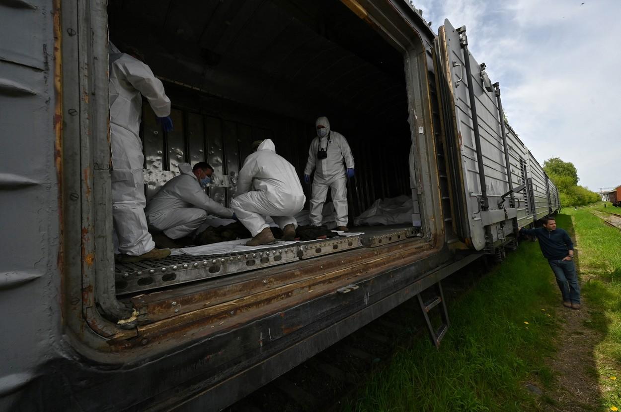 Cadavrele soldaților ruși sunt încărcate în trenuri frigorifice pentru a fi trimise în Rusia