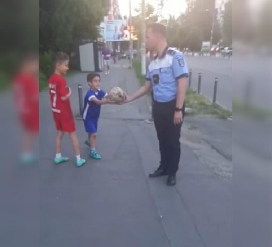 Un polițist a oprit traficul pentru a recupera mingea unor copii dintr-o intersecție. "Poate l-am avut chiar pe viitorul Gică Hagi lângă noi" Un polițist a oprit traficul pentru a recupera mingea unor copii dintr-o intersecție. "Poate l-am avut chiar pe viitorul Gică Hagi lângă noi"