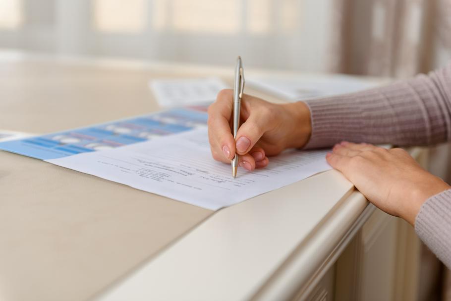 femeie care completează un chestionar chestionar