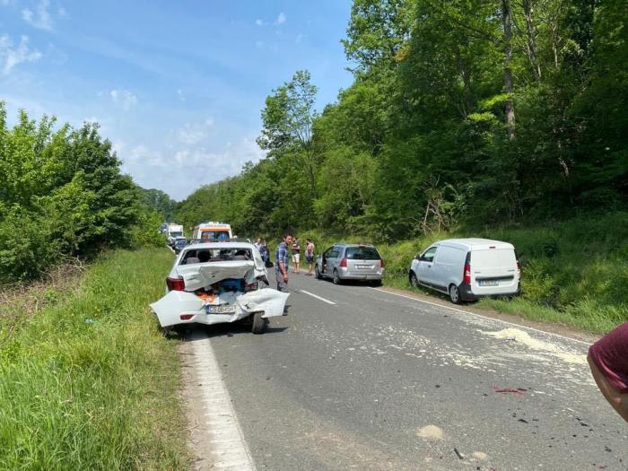 Accident cu șase victime pe o șosea din Banat. Trei mașini s-au făcut praf între Reșița și Bocșa