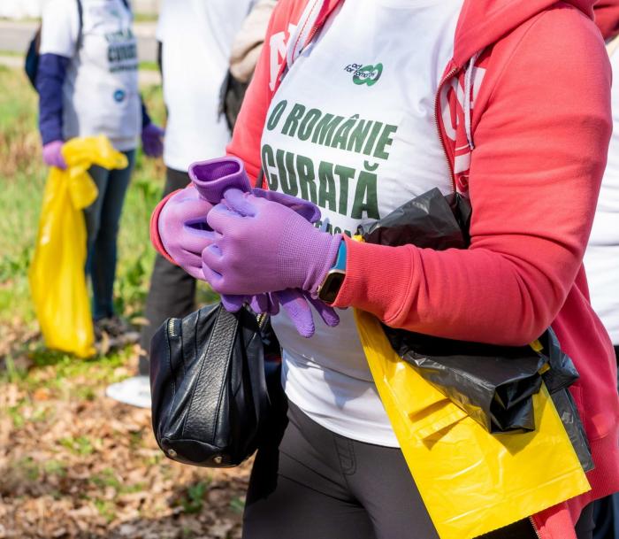 (P) Peste 500 de voluntari s-au alăturat campaniei O Românie Curată Începe de Acasă. 3.000 de kg de deșeuri colectate în 5 orașe din România, dintre care 1.000 de kg reciclate