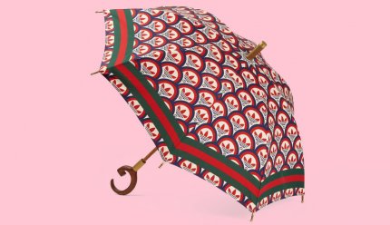 Gucci vinde o umbrelă cu 1700 de dolari. Accesoriul nici măcar nu te apără de ploaie