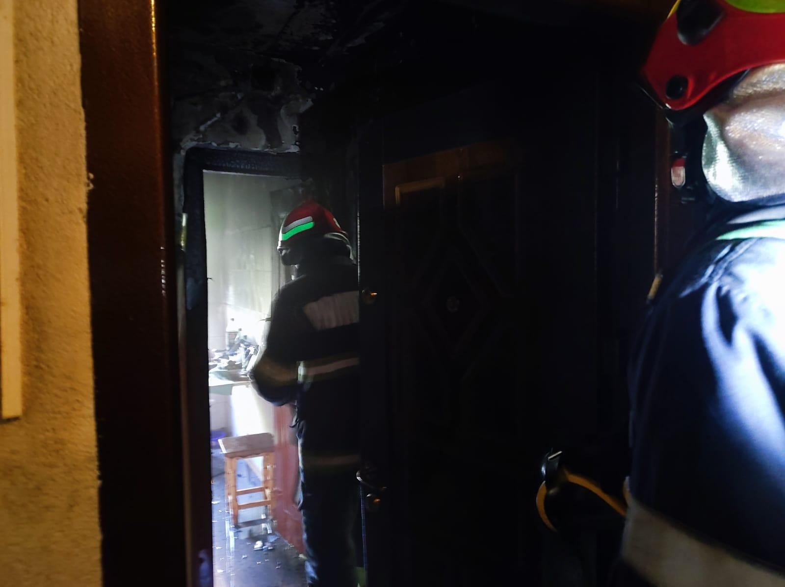 Explozie, urmată de incendiu, într-un apartament din Ploieşti, mai 2022