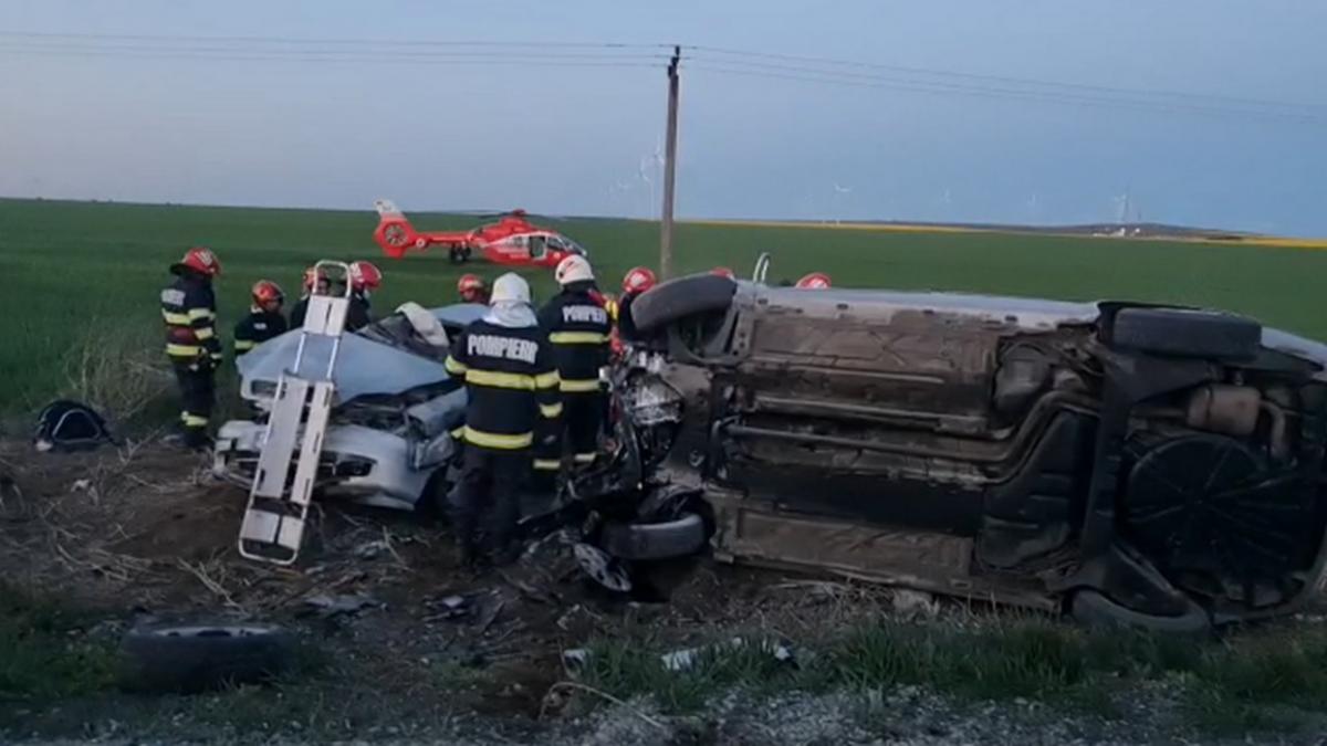 Accident grav în Constanţa: 4 persoane au ajuns la spital după ce maşina a fost aruncată pe contrasens. Şoferul nu avea permis Accident grav în Constanţa: 4 persoane au ajuns la spital după ce maşina a fost aruncată pe contrasens. Şoferul nu avea permis