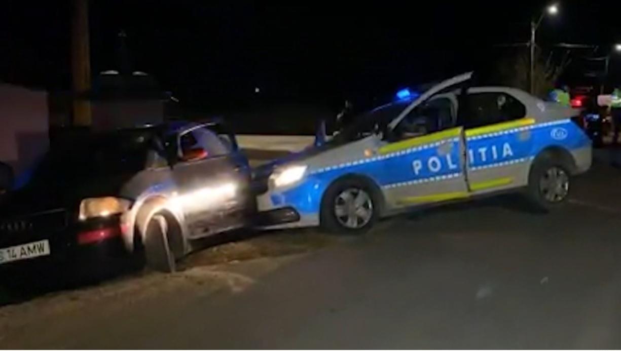 Un şofer beat criţă, oprit de poliţişti după 17 kilometri: oamenii legii i-au lovit maşina pentru a pune capăt cursei. Bărbatul avea şi o macetă