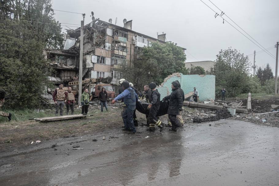 Trupul băiatului nu a fost recuperat pentru 3 zile din cauza atacurilor cu rachete. Trupul băiatului nu a fost recuperat pentru 3 zile din cauza atacurilor cu rachete.