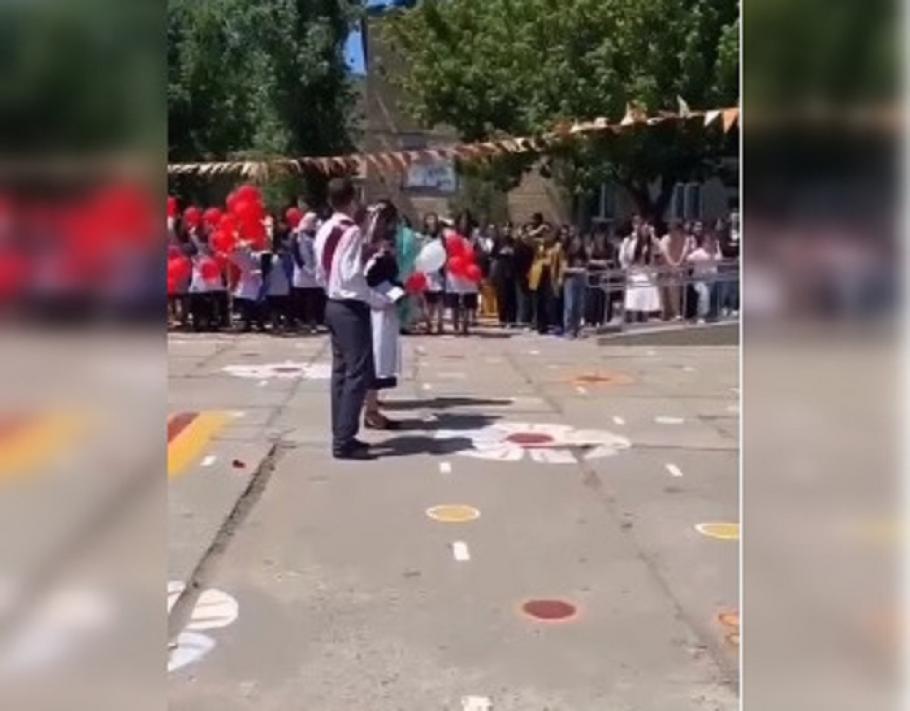 O elevă din Rusia a strigat în timpul unei festivități de la școală: "Putin e diavolul" O elevă din Rusia a strigat în timpul unei festivități de la școală: "Putin e diavolul"