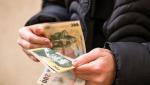 Curs valutar 23 mai 2022. Leul s-a apreciat. Cât costă dolarul și euro