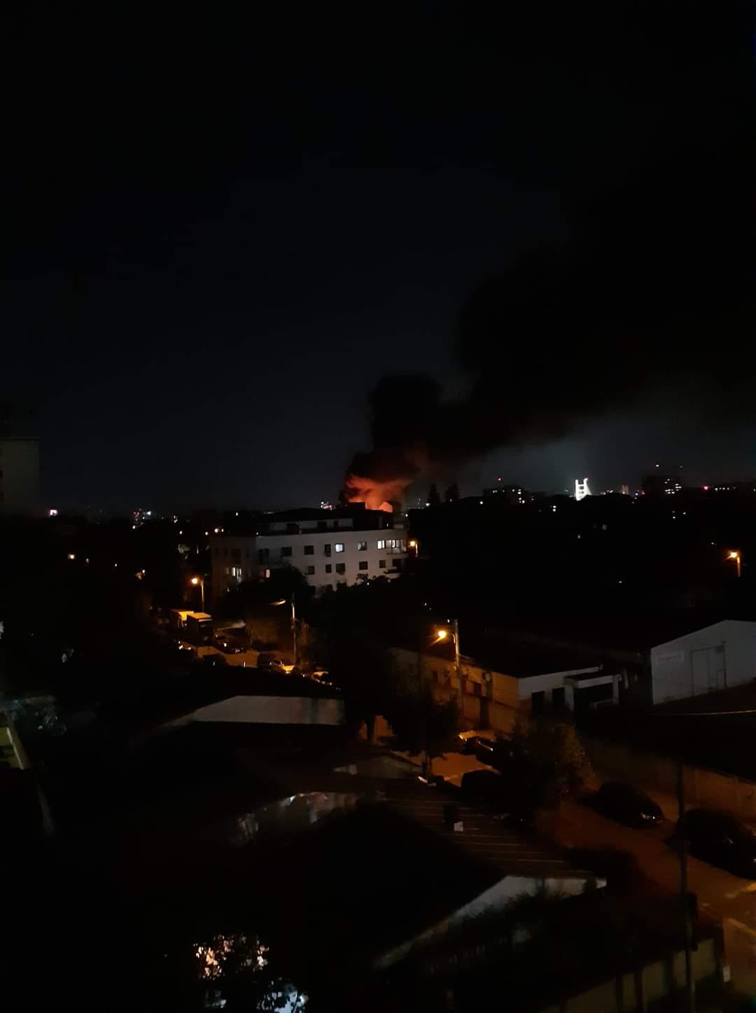 Incendiu puternic la un service auto din Bucureşti