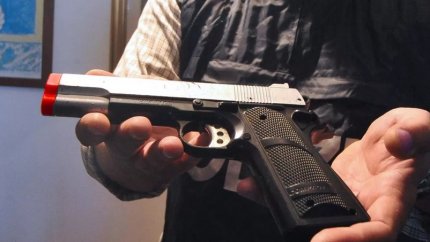 Un şofer român de TIR, la un pas de moarte în Italia după o glumă proastă: un coleg marocan l-a ameninţat că-l ucide cu un pistol de jucărie