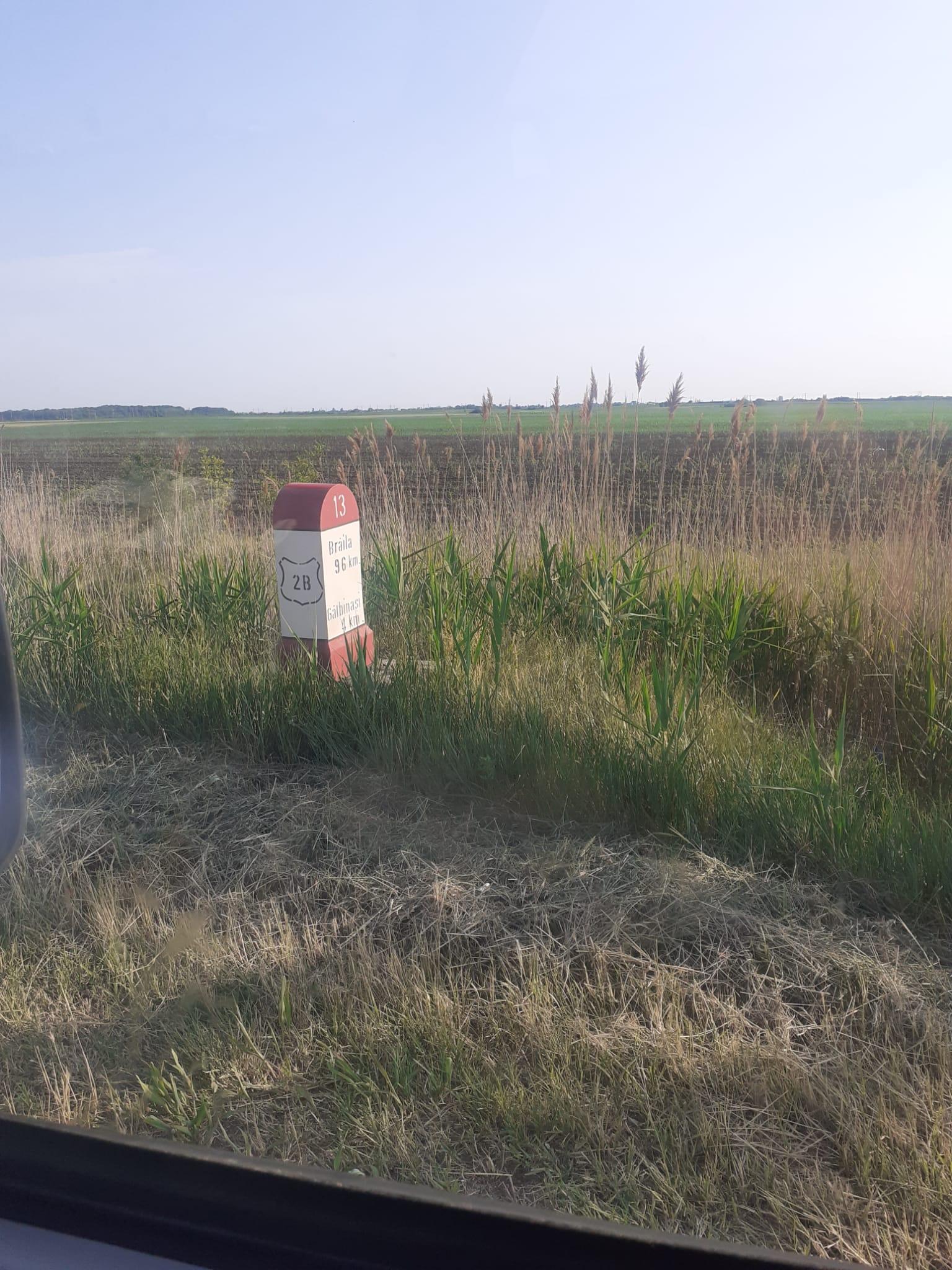 O maşină s-a răsturnat în şanţ în urma unei depăşiri periculoase