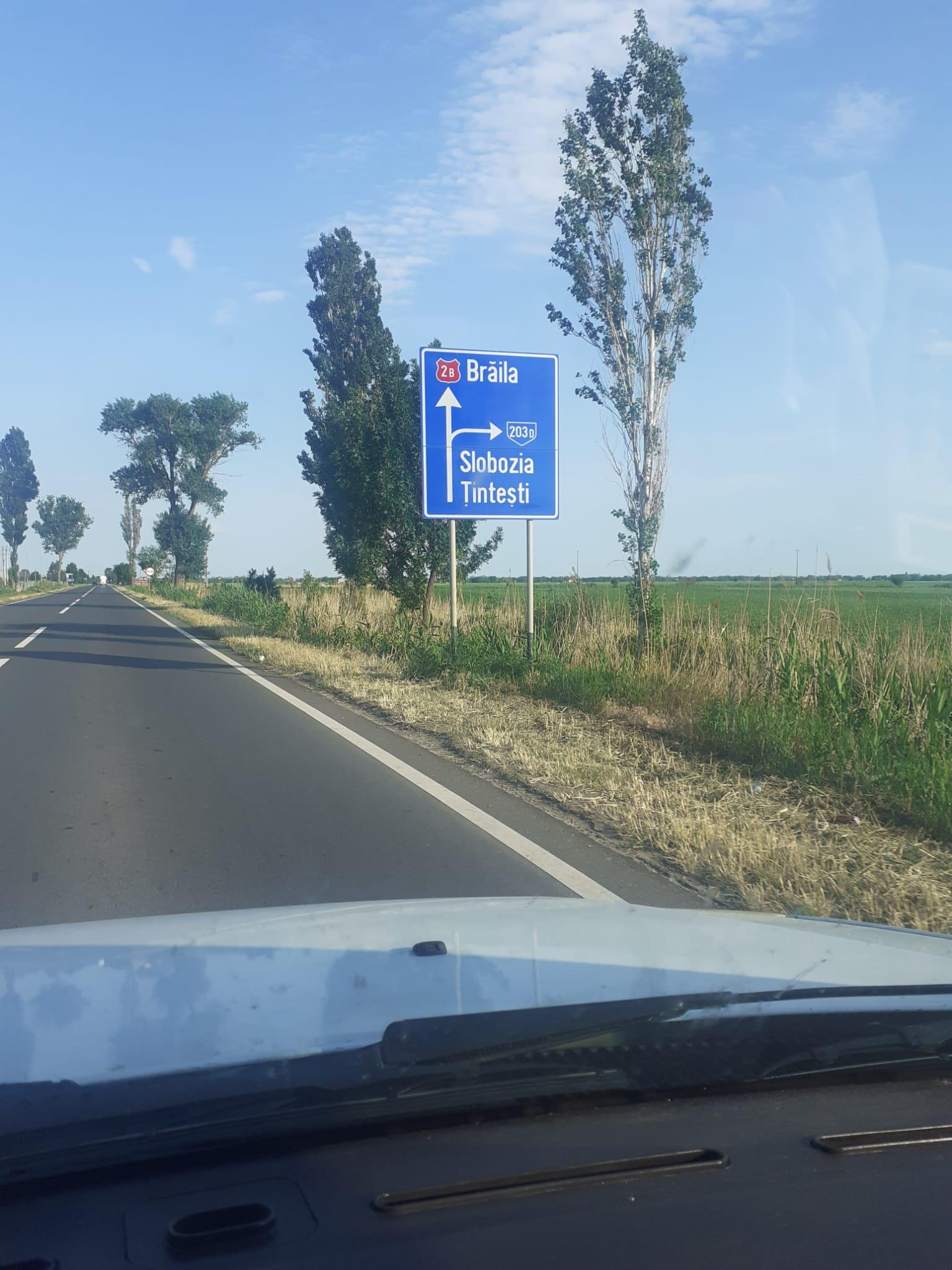 O maşină s-a răsturnat în şanţ în urma unei depăşiri periculoase