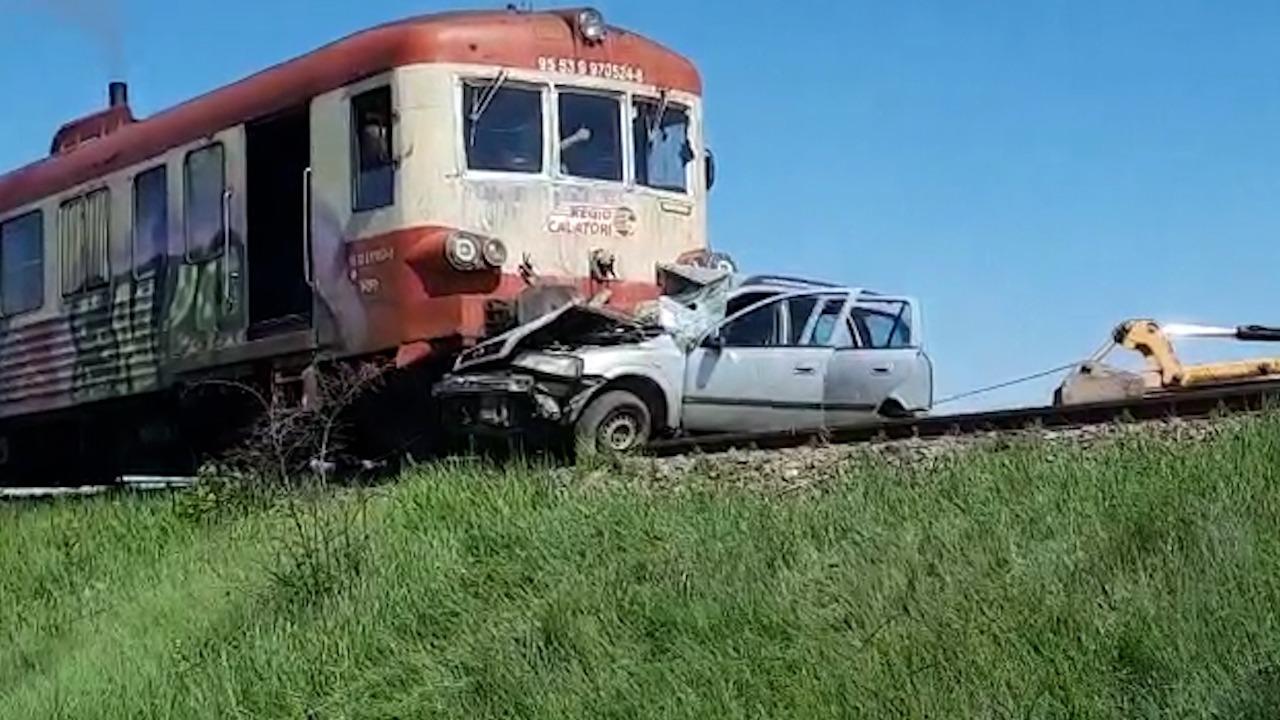 Un bărbat din Iaşi a murit după ce maşina în care se afla a fost lovită de un tren