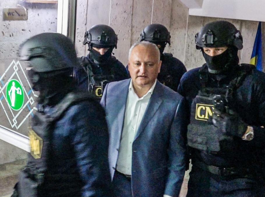 Igor Dodon a fost plasat în arest prevenitv la domiciliu pentru 30 de zile. Procurorii îl acuză că ar fi încercat să fugă din țară Igor Dodon a fost plasat în arest prevenitv la domiciliu pentru 30 de zile. Procurorii îl acuză că ar fi încercat să fugă din țară