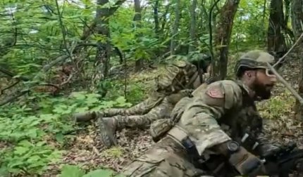 Aşa arată o scenă de luptă reală pe frontul din Ucraina. Ce se întâmplă cu militarii voluntari străini după ce nu reuşesc să distrugă un blindat rusesc