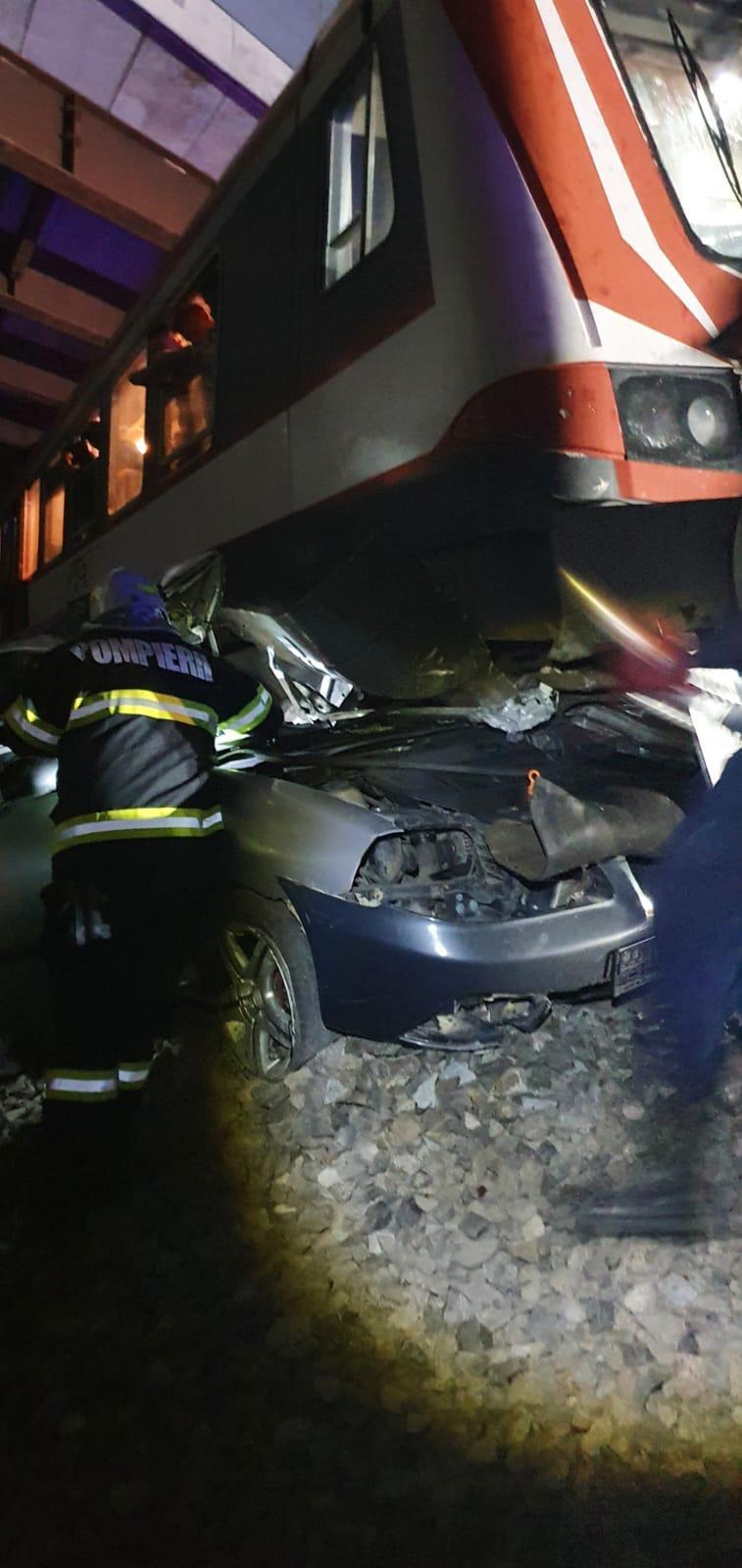 Accident feroviar în Satu Mare. Maşină prinsă sub tren, mai 2022