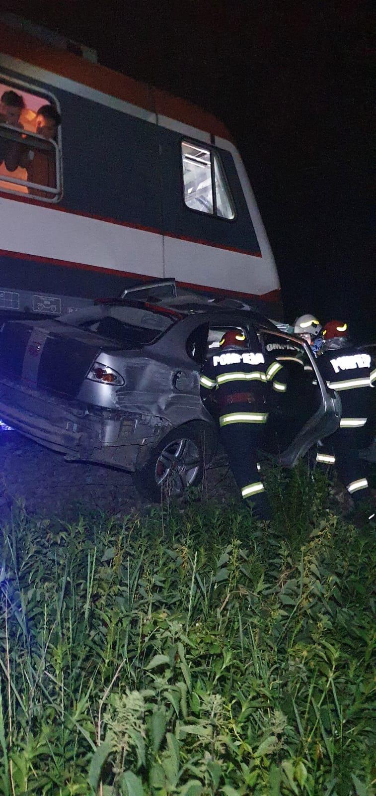 Accident feroviar în Satu Mare. Maşină prinsă sub tren, mai 2022