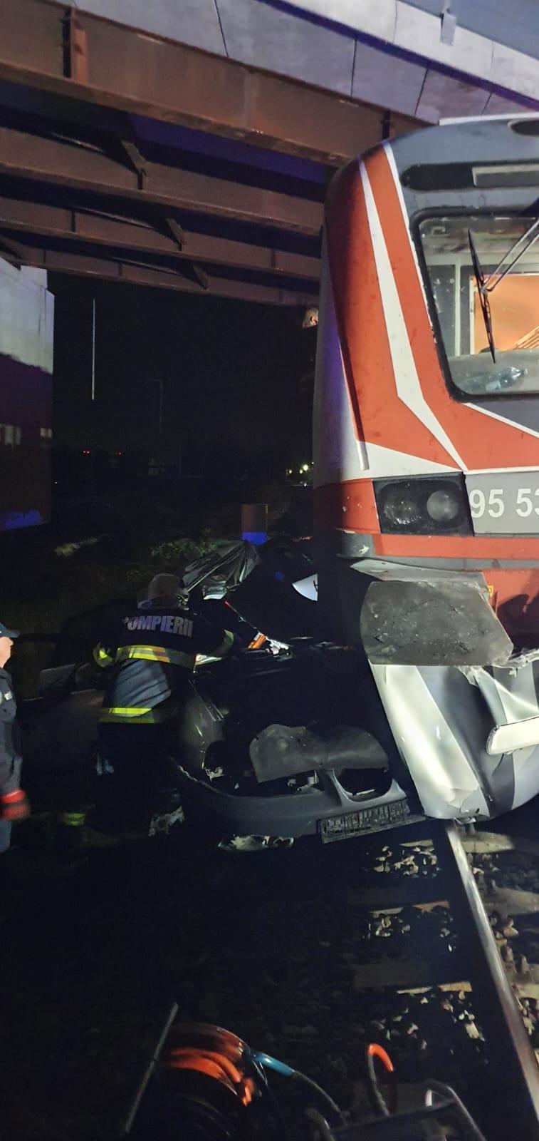 Accident feroviar în Satu Mare. Maşină prinsă sub tren, mai 2022