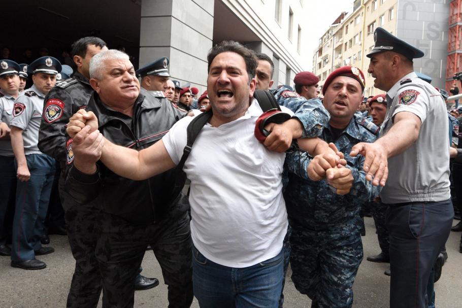 Mulți ruși nemulțumiți de războiul din Ucraina aleg să fugă din țară. Mulți ruși nemulțumiți de războiul din Ucraina aleg să fugă din țară.