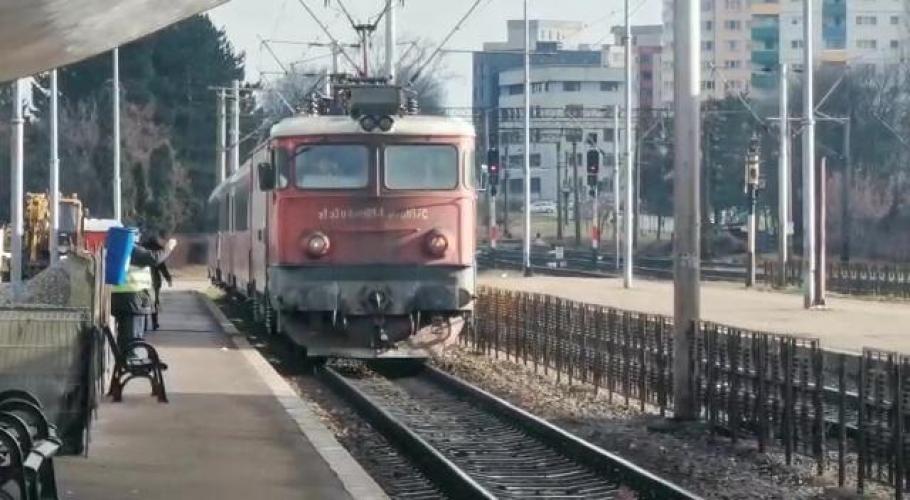 Un bărbat din Galaţi a supraviețuit după ce a fost lovit de un tren și a rămas prins sub acesta