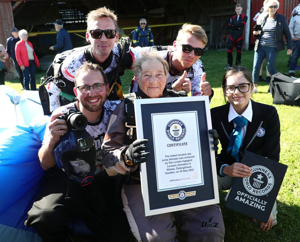 Rut Larsson a primit o diplomă de la reprezentantul Guiness World Records
