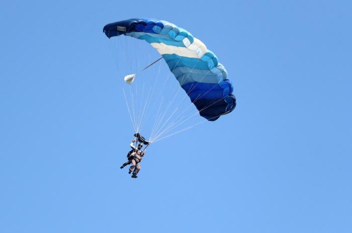 Rut Larsson în timpul săriturii cu paraşuta