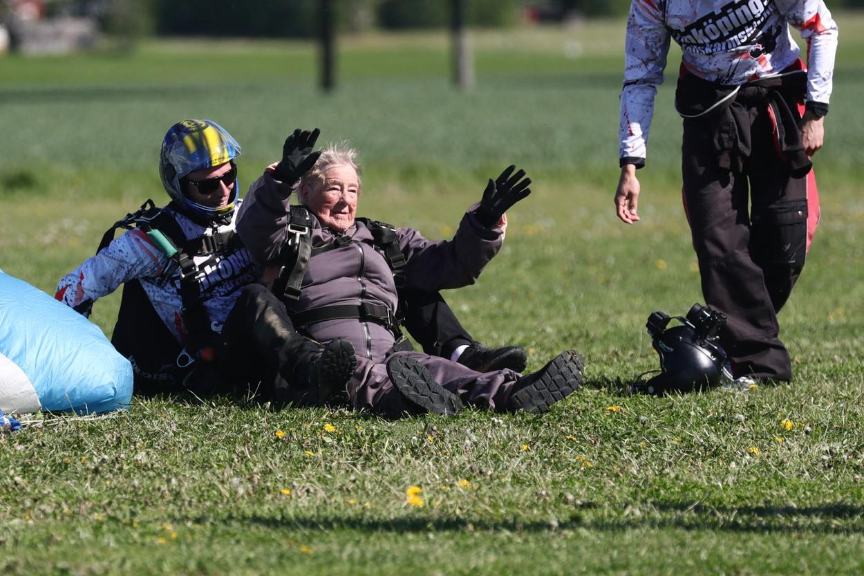 Rut Larsson la aterizare, după ce a sărit cu paraşuta la 103 ani