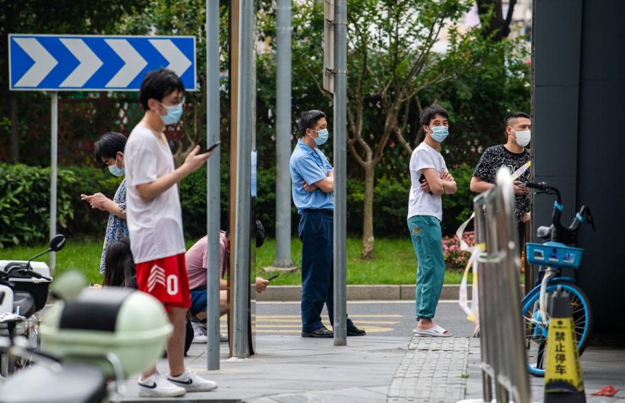 Lockdownul de două luni din Shanghai, ridicat pe 1 iunie. Localnicii vor trebuie să poarte în continuare măști în exterior Lockdownul de două luni din Shanghai, ridicat pe 1 iunie. Localnicii vor trebuie să poarte în continuare măști în exterior
