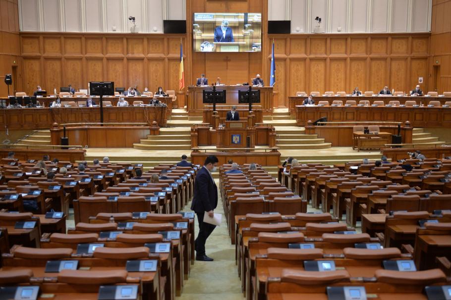 Camera Deputaţilor a adoptat legea care majorează salariul din fonduri publice Camera Deputaţilor a adoptat legea care majorează salariul din fonduri publice