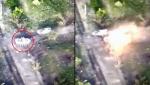 Soldați ruși cocoțați pe turela unui blindat, aruncați în aer de explozia unei mine, lângă Popasna