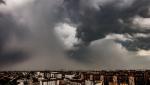 Imagini spectaculoase cu ruperea de nori din București. Cum a arătat cerul în timpul Codului Roșu