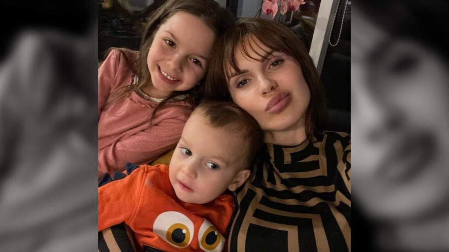 Iulia s-a aruncat de pe un bloc din Timişoara cu cei doi copii ai săi. Cum explică psihiatrul Gabriel Diaconu gestul ei Iulia B. alături de cei doi copii ai săi