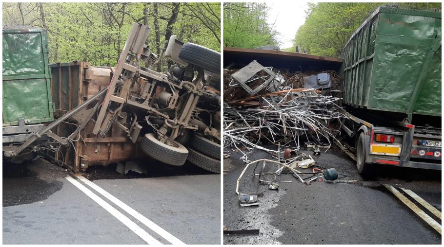 Un TIR încărcat cu fier vechi s-a răsturnat pe un drum din Braşov. La volan era un tânăr de 25 de ani Un TIR încărcat cu fier vechi s-a răsturnat pe un drum din Braşov. La volan era un tânăr de 25 de ani