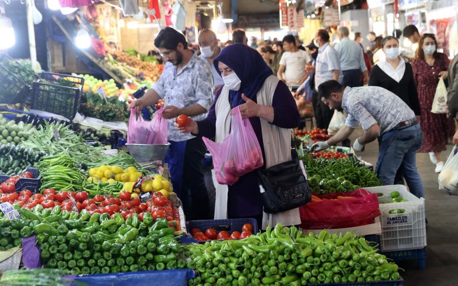 Inflaţie de aproape 70% în Turcia, în aprilie. Preţurile la alimente şi transport s-au dublat, probleme pentru Erdogan Inflaţie de aproape 70% în Turcia, în aprilie. Preţurile la alimente şi transport s-au dublat, probleme pentru Erdogan