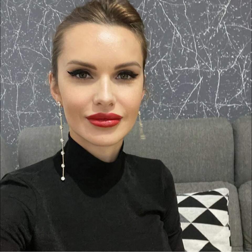 Lacrimi și durere pentru Iulia. Mama sinucigașă și copiii ei, înmormântați într-un singur sicriu alb, cu jucării de pluș