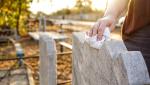 Patru adolescenţi, suspectaţi că au vandalizat un cimitir din Ialomiţa. 20 de cruci au fost smulse din pământ