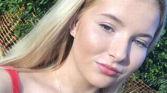 Tânără atletă, de 16 ani, găsită fără suflare de mamă după ce ar fi inhalat vaporii deodorantului. Fata din Australia încă ţinea tubul în mână