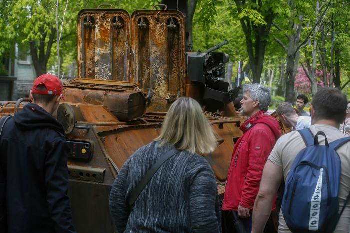 Ucraina a organizat o altfel de "paradă" pe 9 mai. Epavele unor tancuri şi transportoare blindate ruseşti, expuse pe o stradă din Kiev