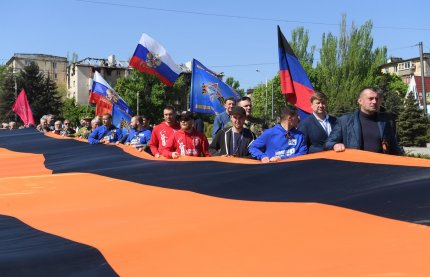 Defilare de 9 mai, pe o stradă din Mariupol mai puţin afectată de bombardamente. Pro-ruşii din Doneţk au organizat-o