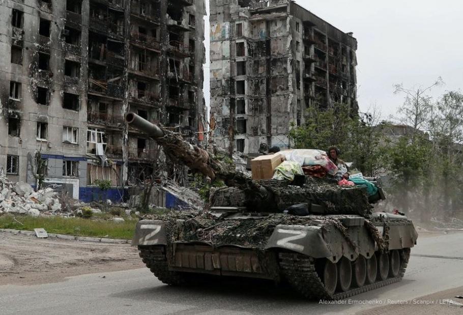 ”Ăla e boilerul meu!” Un soldat rus transportă un boiler furat cu tancul. Proprietara și-a recunoscut obiectele furate într-o fotografie ”Ăla e boilerul meu!” Un soldat rus transportă un boiler furat cu tancul. Proprietara și-a recunoscut obiectele furate într-o fotografie