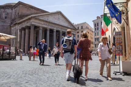 Turişti pe străzile din Roma