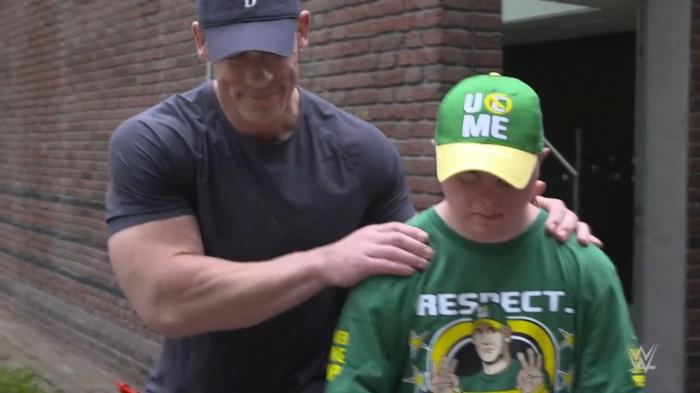 John Cena îl vizitează pe un băiat fugit din Ucraina, bolnav de sindromul Down