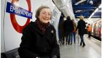 "Am așteptat următorul tren până i-am auzit vocea”. O bătrână din Anglia, coboară zilnic la metrou pentru a auzi vocea înregistrată a soţului decedat